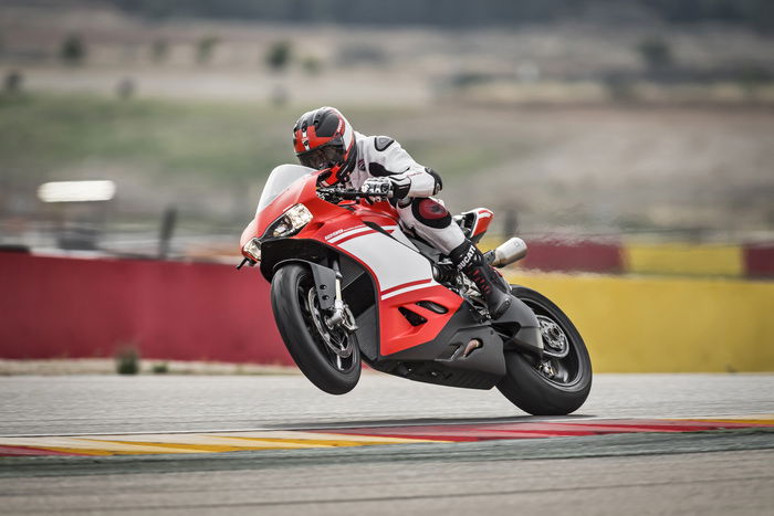 Il tester Ducati Alessandro Valia in azione durante i test