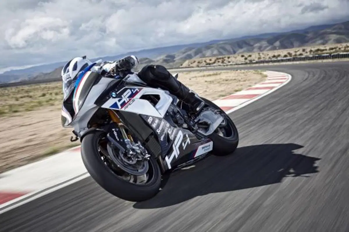 BMW HP4 RACE. La speciale 1000 RR in serie limitata da 80.000 euro