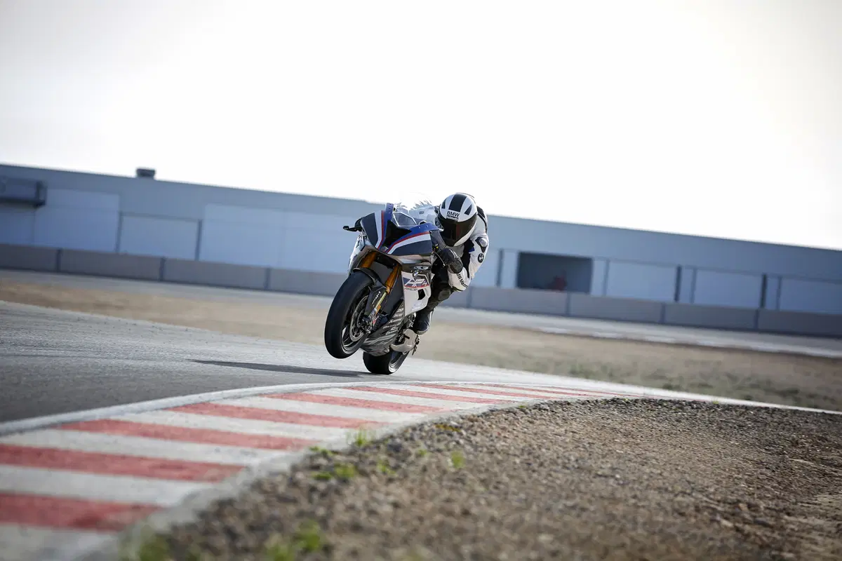 BMW HP4 RACE. La speciale 1000 RR in serie limitata da 80.000 euro (2)