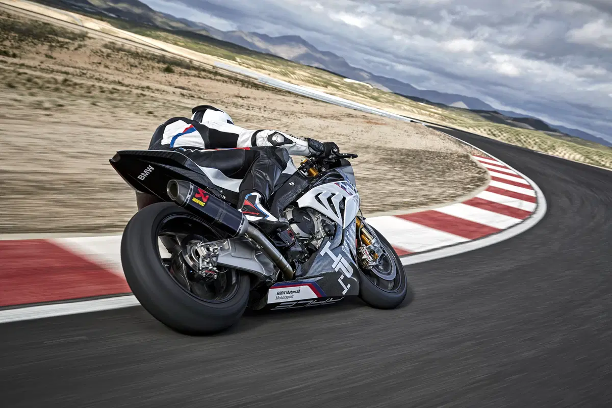 BMW HP4 RACE. La speciale 1000 RR in serie limitata da 80.000 euro (3)