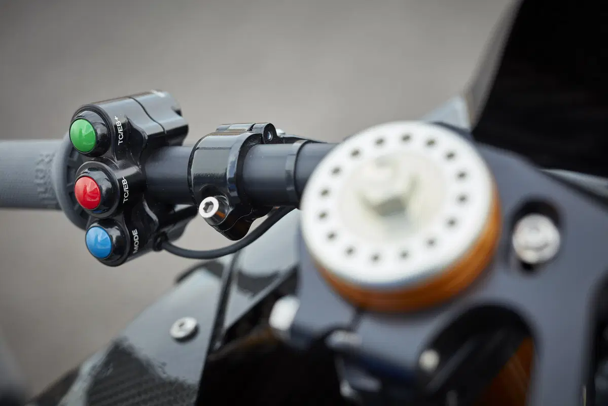 BMW HP4 RACE. La speciale 1000 RR in serie limitata da 80.000 euro (18)