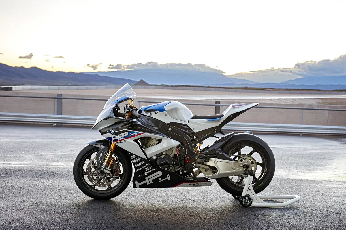 BMW HP4 RACE. La speciale 1000 RR in serie limitata da 80.000 euro (6)