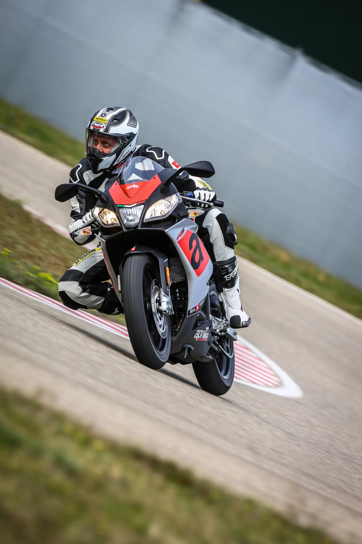 Aprilia RS 125 2017 e Aprilia Tuono 125 2017 (2)