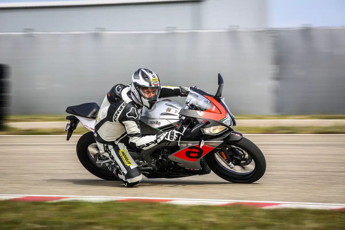 Aprilia RS 125 2017 e Aprilia Tuono 125 2017 (3)