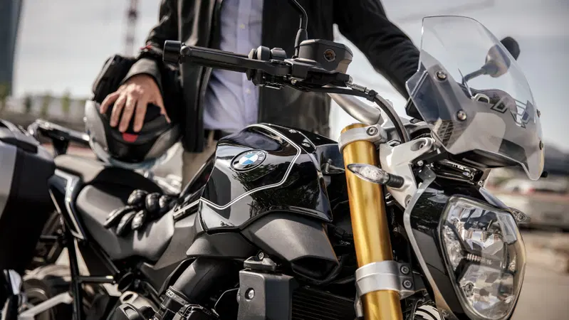 BMW R 1200 R, nuova versione Black Edition per l'Italia