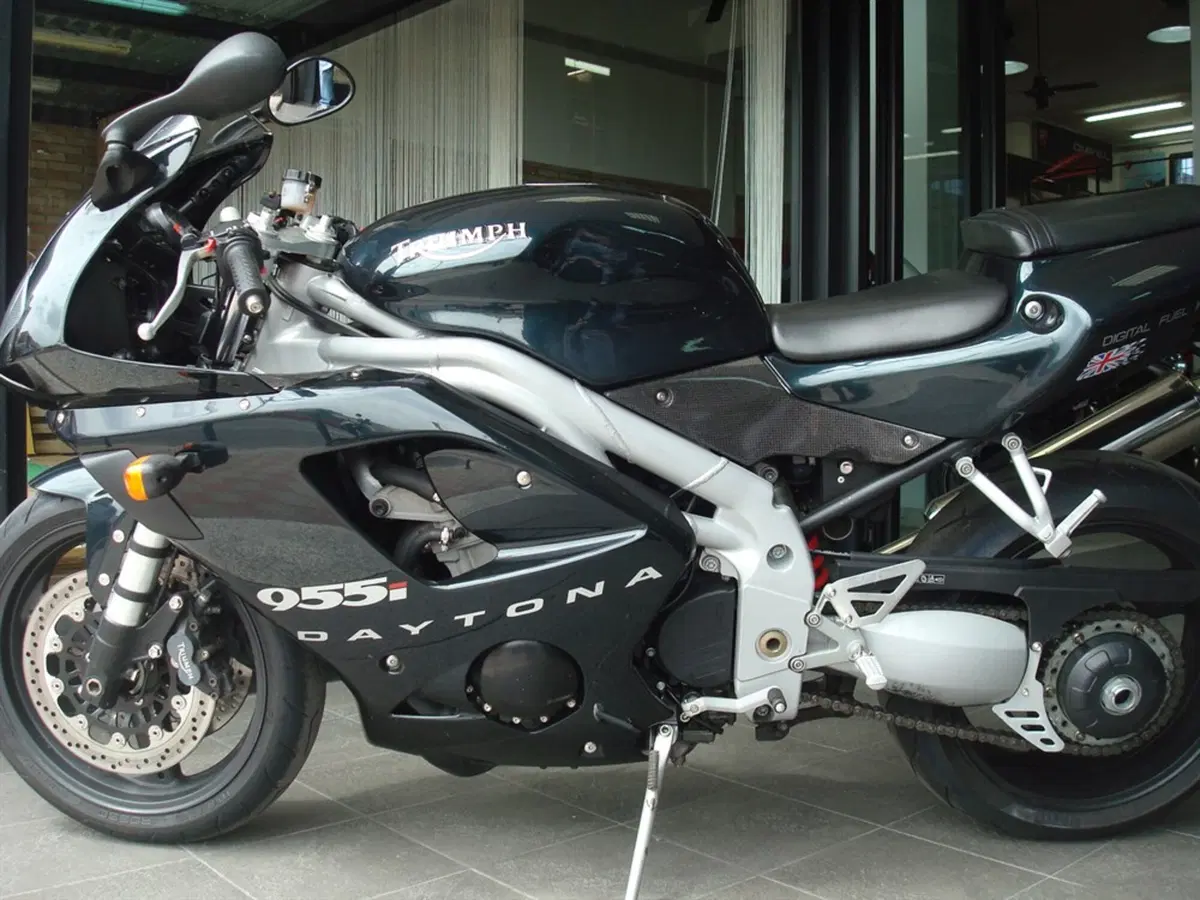 Le Belle e Possibili di Moto.it: Triumph Daytona 955i Centenary (2)