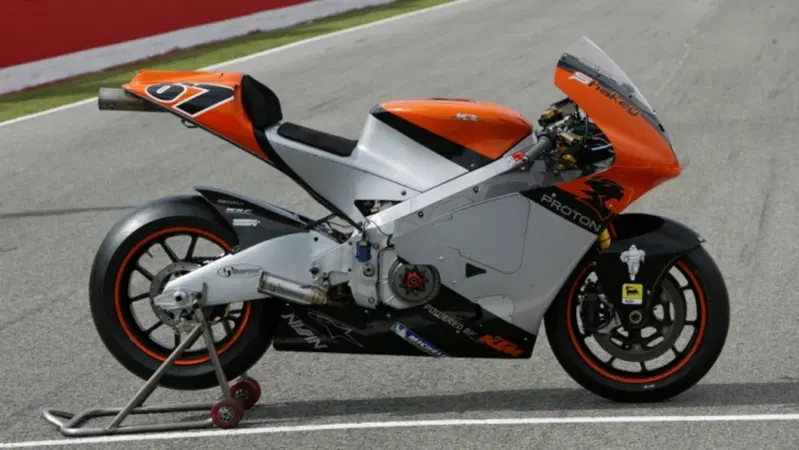 La Proton KTM schierata nel Mondiale dal team KR con "Shakey" Byrne alla guida