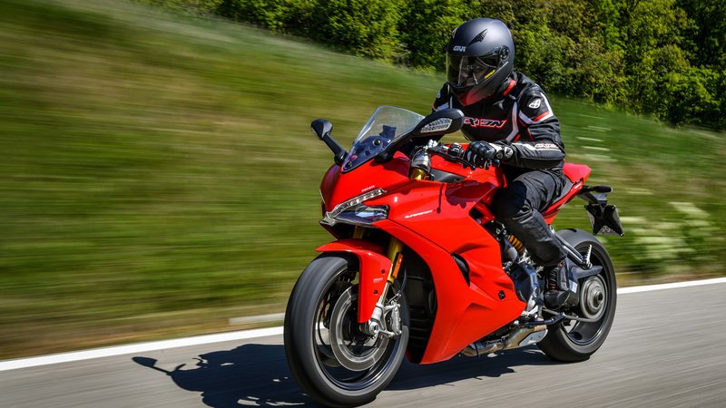 Ducati SuperSport S: il ritorno dei semimanubri