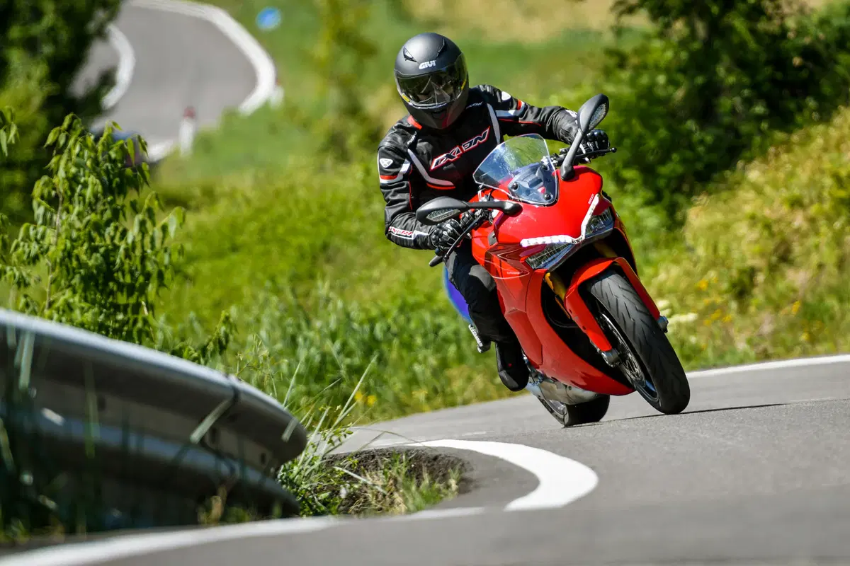 Ducati SuperSport 939 S: il ritorno dei semimanubri