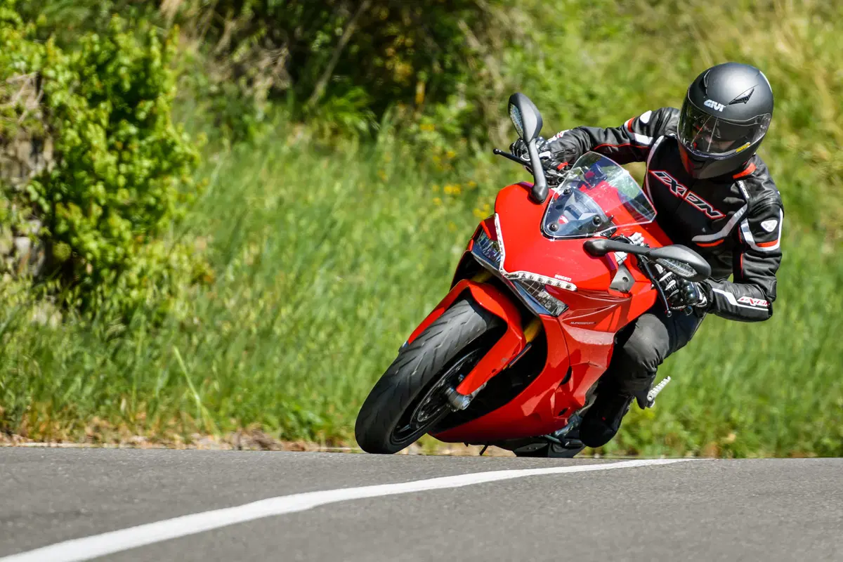 Ducati SuperSport 939 S: il ritorno dei semimanubri (3)