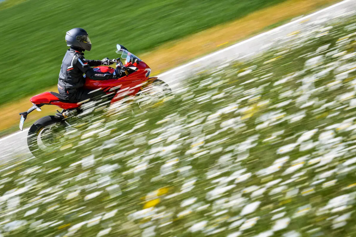 Ducati SuperSport 939 S: il ritorno dei semimanubri (2)