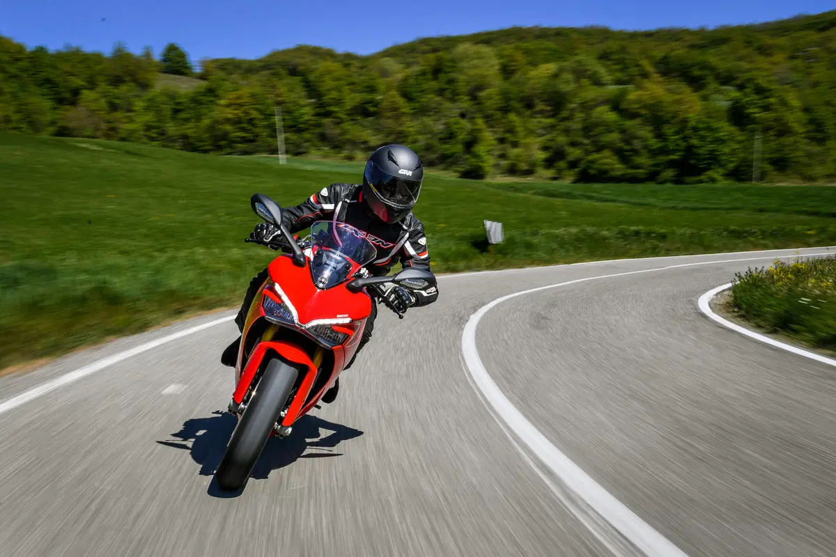 Ducati SuperSport 939 S: il ritorno dei semimanubri (6)