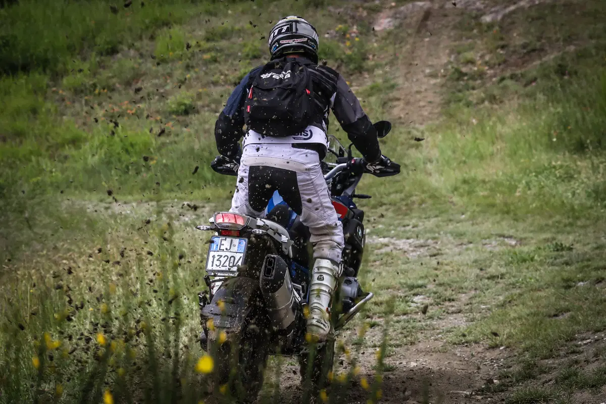 Come guidare la maxi enduro in offroad: te lo spiega la GS Academy (4)