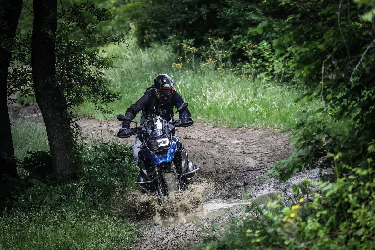 Come guidare la maxi enduro in offroad: te lo spiega la GS Academy (2)