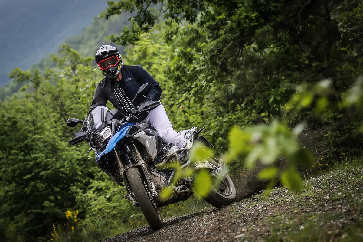 Come guidare la maxi enduro in offroad: te lo spiega la GS Academy (2)