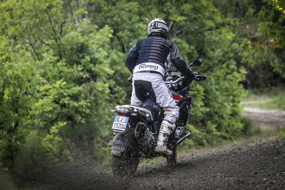 Come guidare la maxi enduro in offroad: te lo spiega la GS Academy (3)
