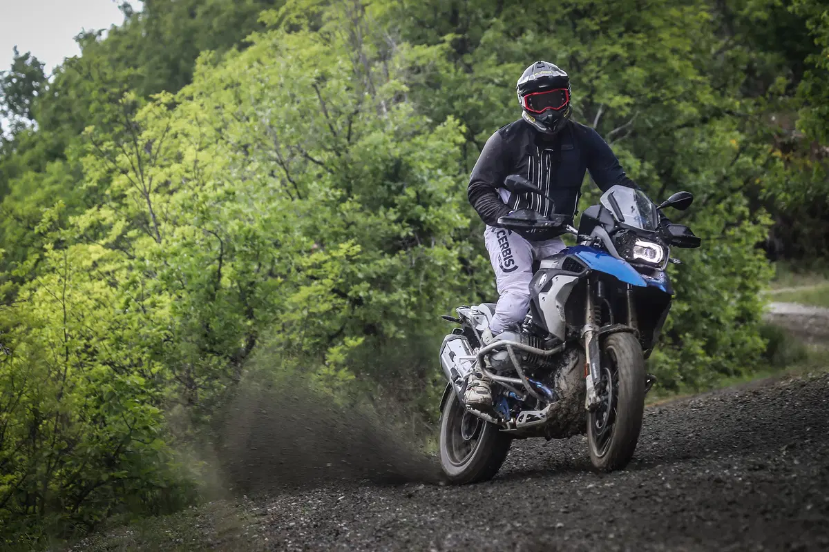 Come guidare la maxi enduro in offroad: te lo spiega la GS Academy (6)