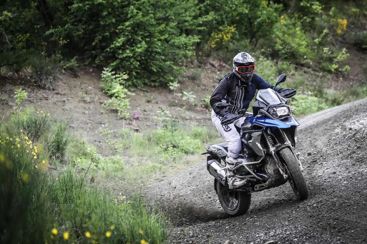 Come guidare la maxi enduro in offroad: te lo spiega la GS Academy (4)