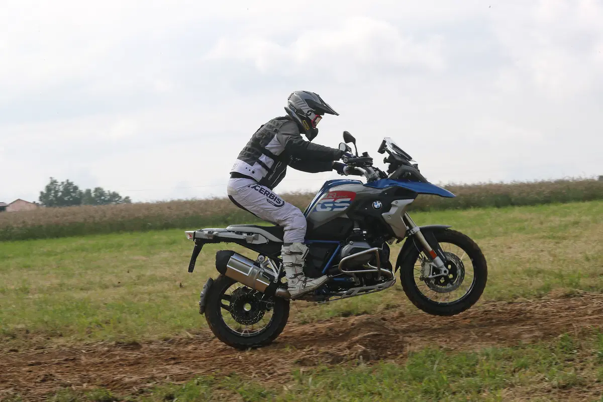 Come guidare la maxi enduro in offroad: te lo spiega la GS Academy (4)