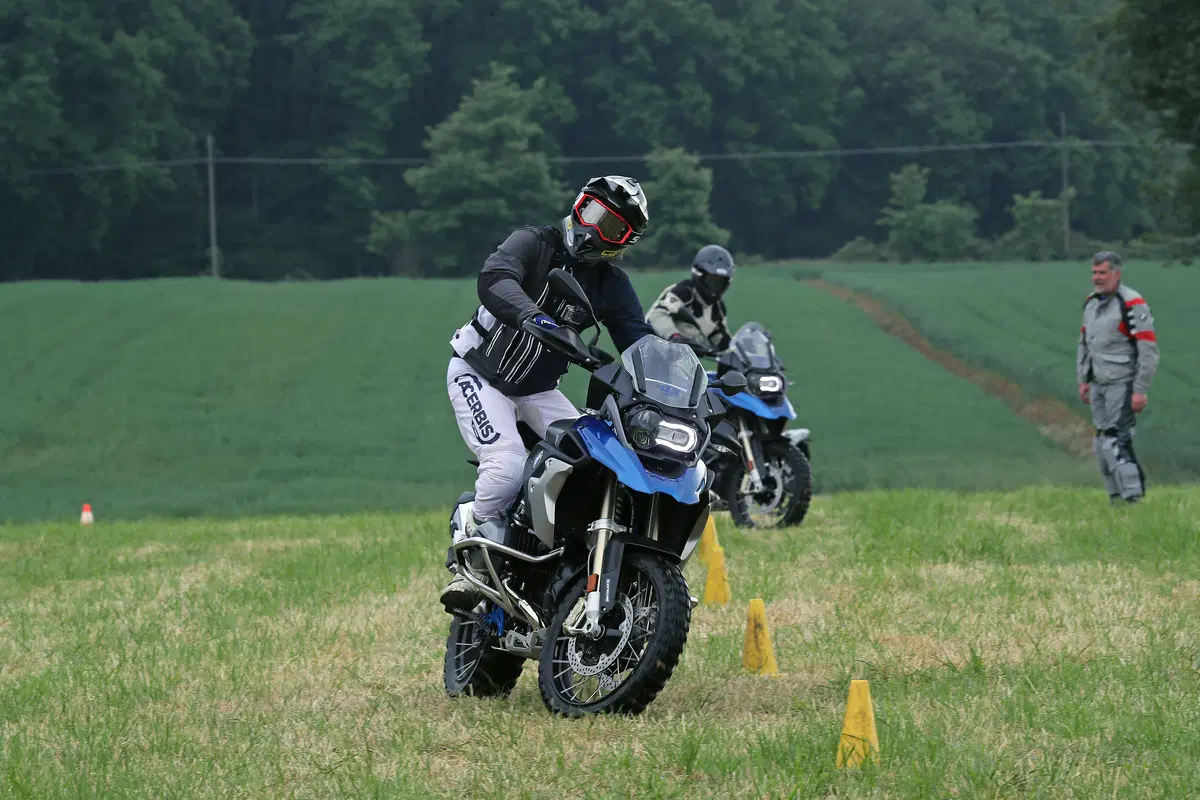 Come guidare la maxi enduro in offroad: te lo spiega la GS Academy