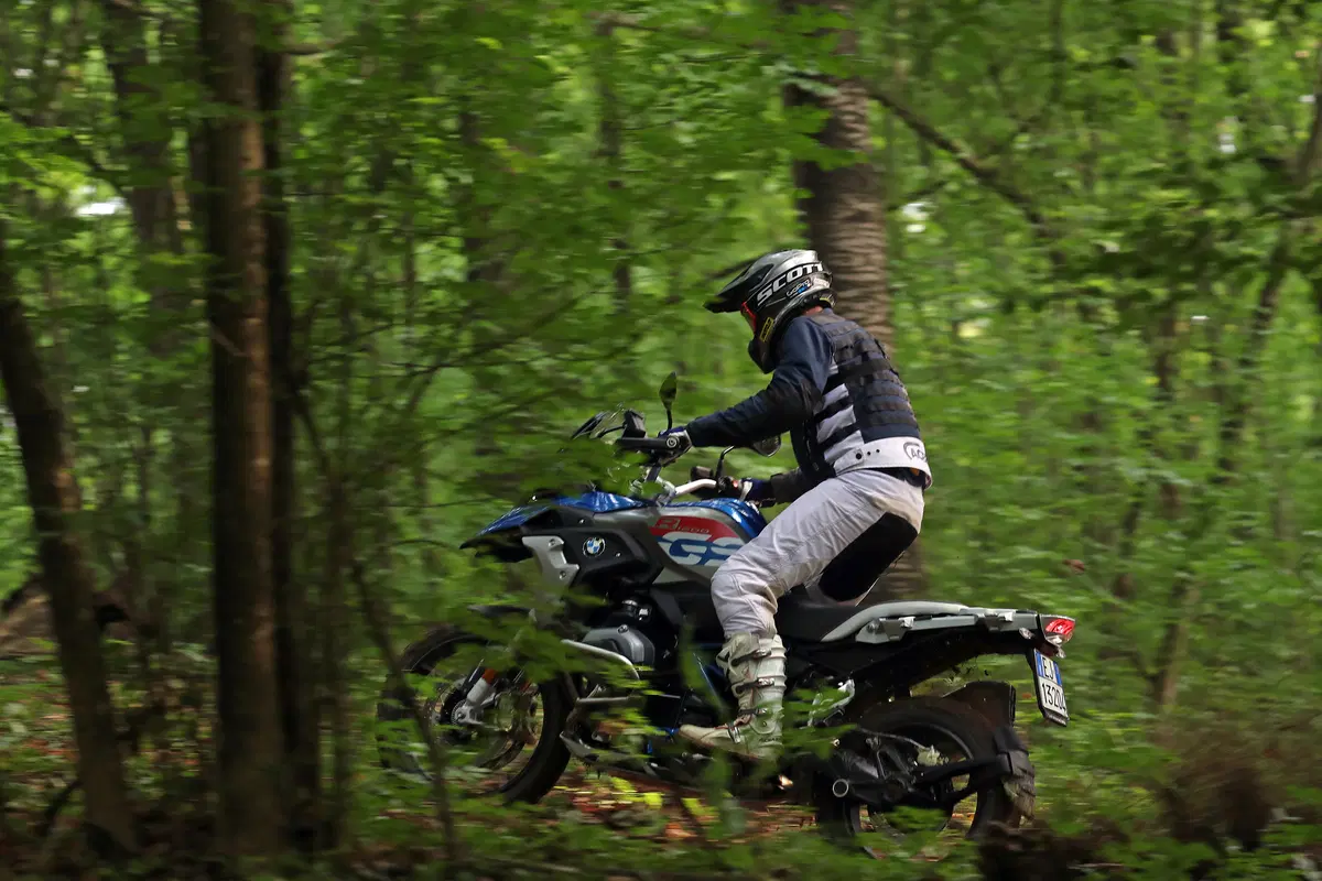 Come guidare la maxi enduro in offroad: te lo spiega la GS Academy (5)