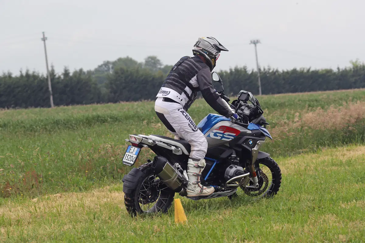 Come guidare la maxi enduro in offroad: te lo spiega la GS Academy (6)