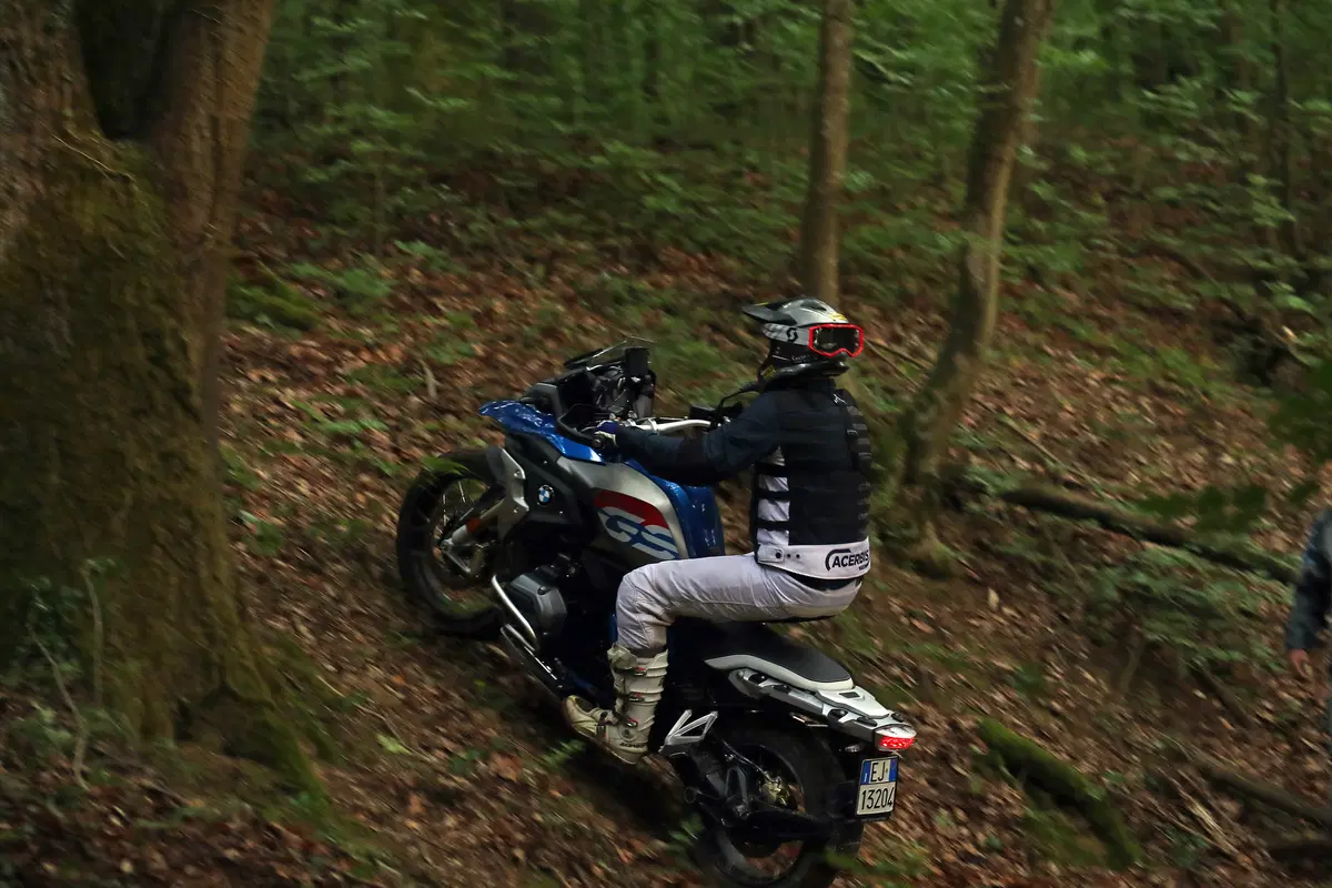 Come guidare la maxi enduro in offroad: te lo spiega la GS Academy (2)