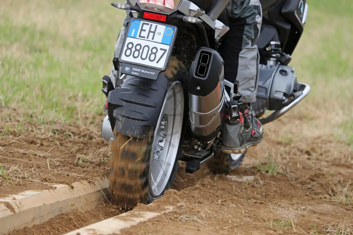 Come guidare la maxi enduro in offroad: te lo spiega la GS Academy (8)