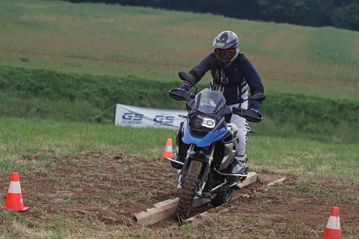 Come guidare la maxi enduro in offroad: te lo spiega la GS Academy (9)