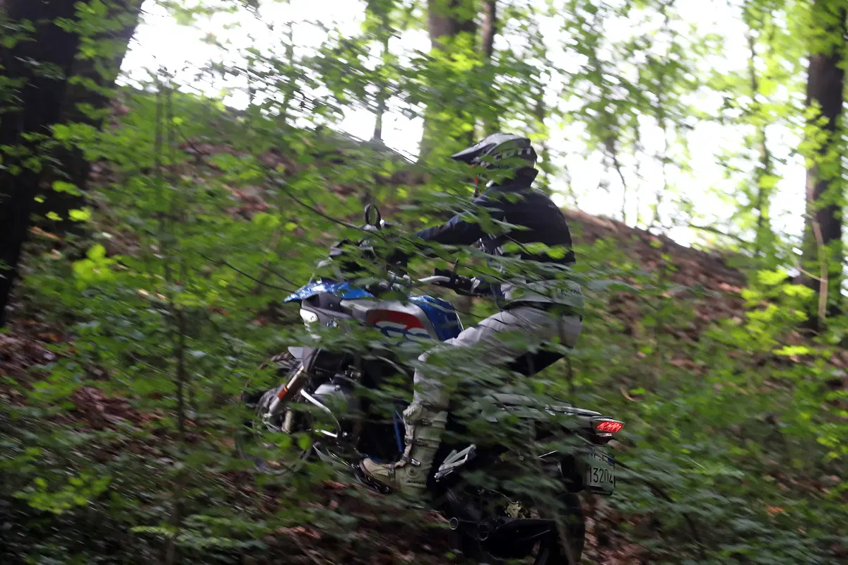 Come guidare la maxi enduro in offroad: te lo spiega la GS Academy (7)