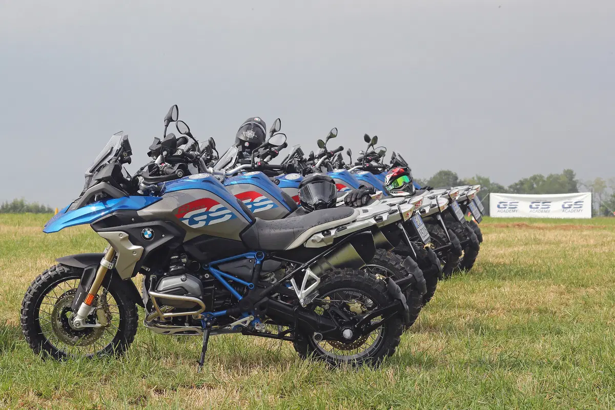 Come guidare la maxi enduro in offroad: te lo spiega la GS Academy (4)