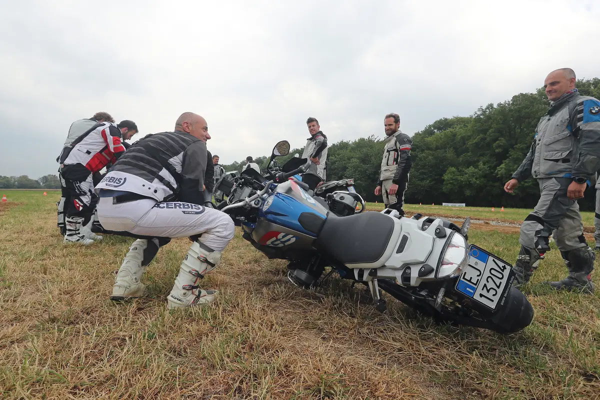 Come guidare la maxi enduro in offroad: te lo spiega la GS Academy