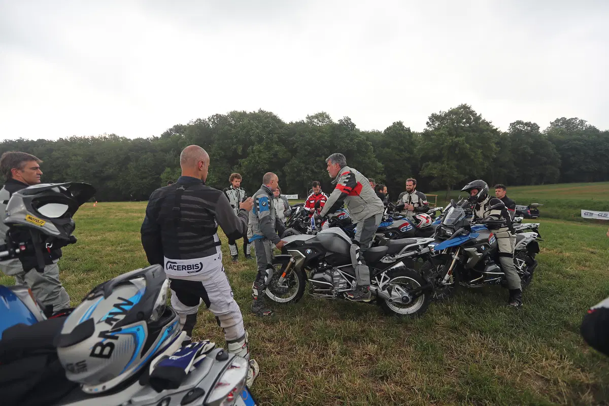 Come guidare la maxi enduro in offroad: te lo spiega la GS Academy (5)