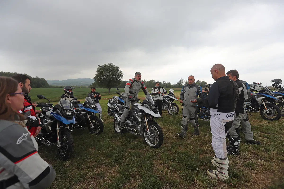 Come guidare la maxi enduro in offroad: te lo spiega la GS Academy (3)