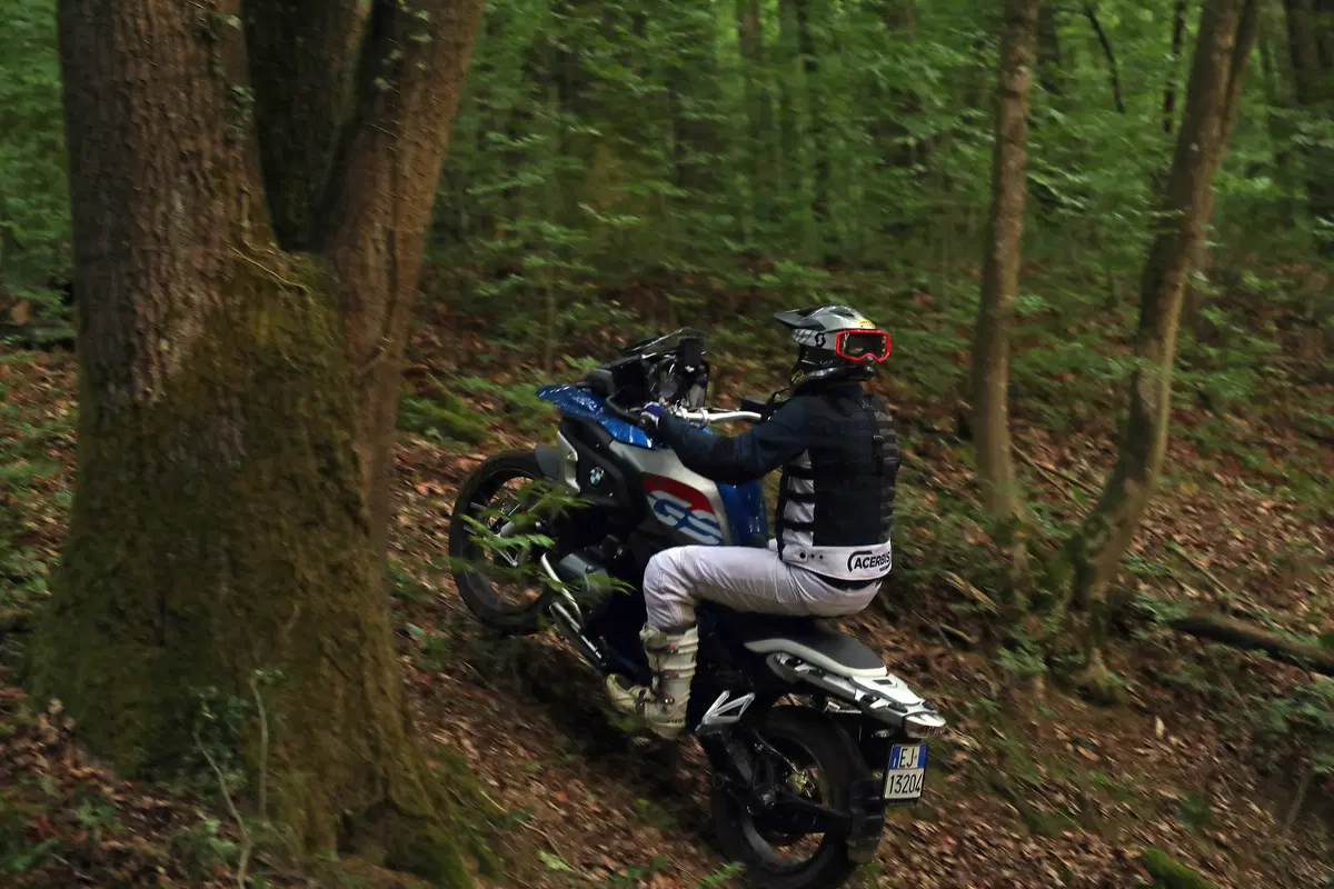 Come guidare la maxi enduro in offroad: te lo spiega la GS Academy (7)