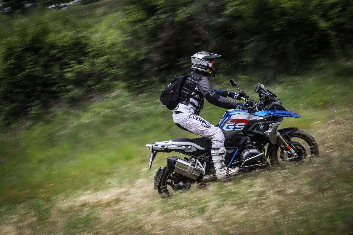 Come guidare la maxi enduro in offroad: te lo spiega la GS Academy (8)