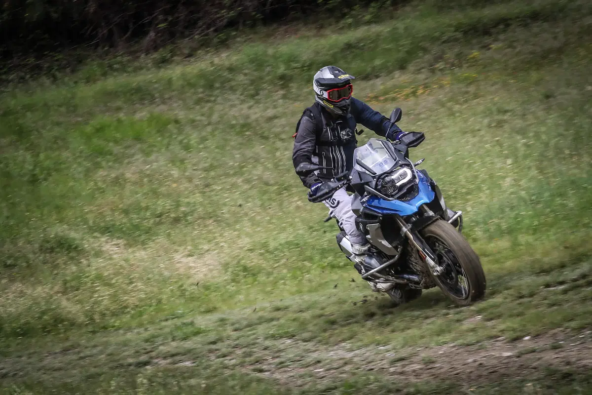 Come guidare la maxi enduro in offroad: te lo spiega la GS Academy (13)