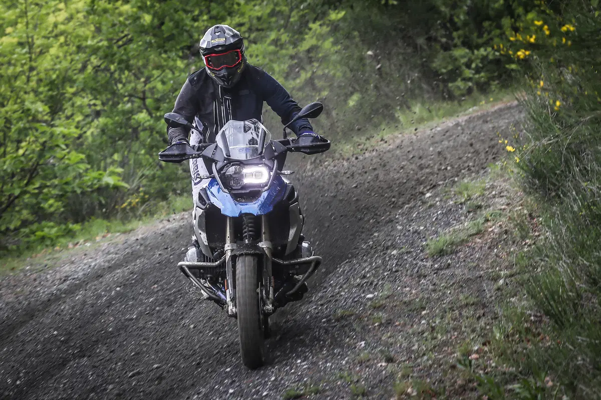 Come guidare la maxi enduro in offroad: te lo spiega la GS Academy (9)