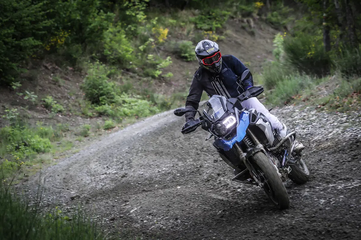 Come guidare la maxi enduro in offroad: te lo spiega la GS Academy (12)