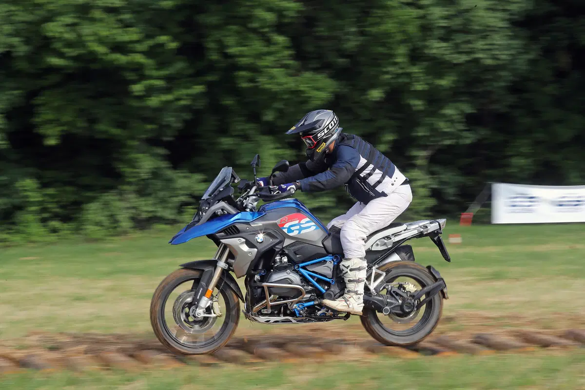 Come guidare la maxi enduro in offroad: te lo spiega la GS Academy (15)